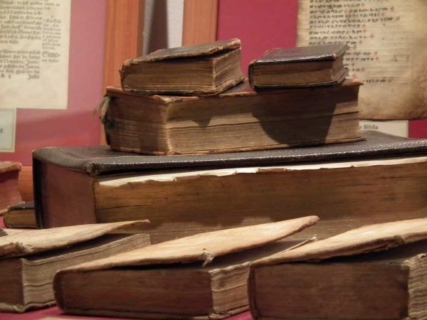 7 Biblias Antiguas sobre escritorio