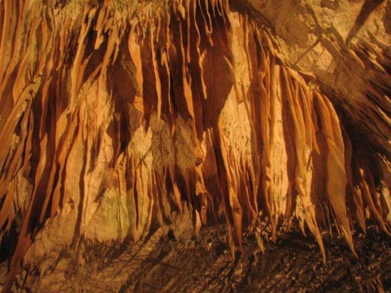Cueva con estalactitas