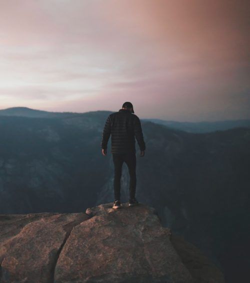 Hombre en la cima de una montaña