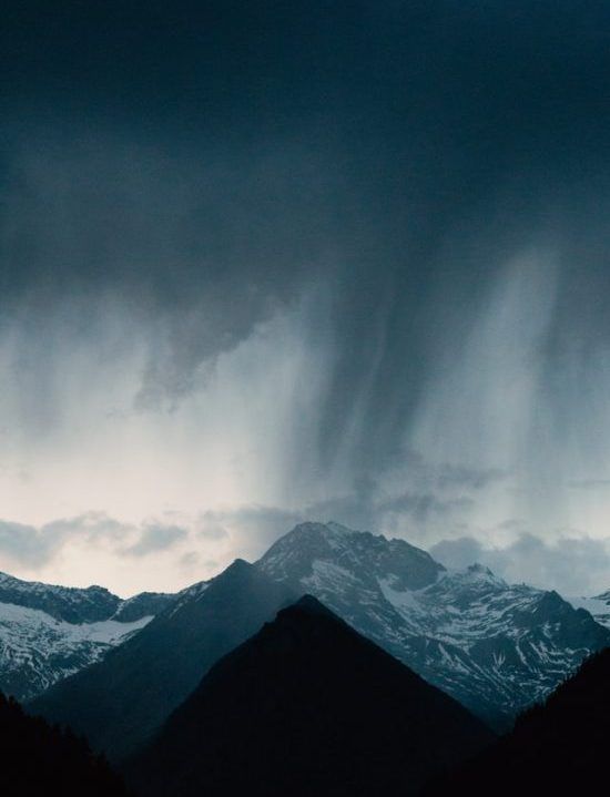 Nubes y LLuvia sobre las montañas