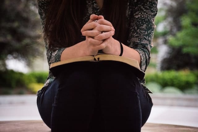 Mujer con la biblia orando