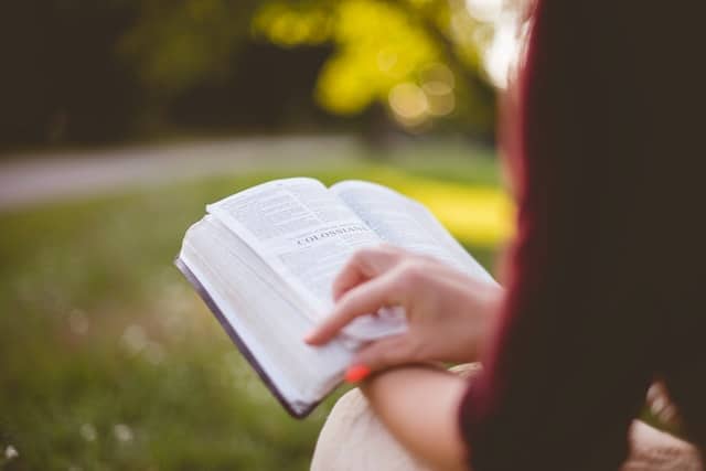 Mujer leyendo la Biblia