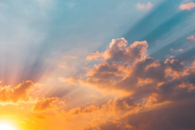 Sol en el cielo con nubes