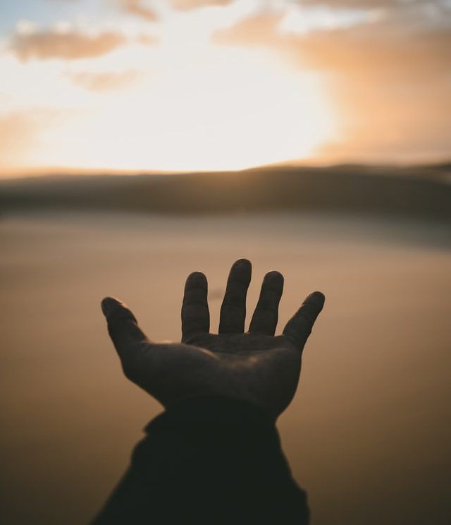 Mano hacia la luz
