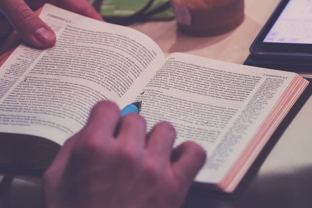Manobre biblia sobre estudio