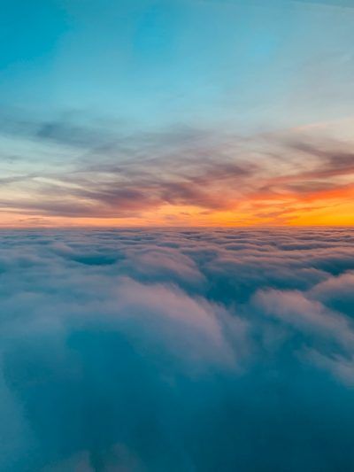 Cielo con nubes reflejo del sol