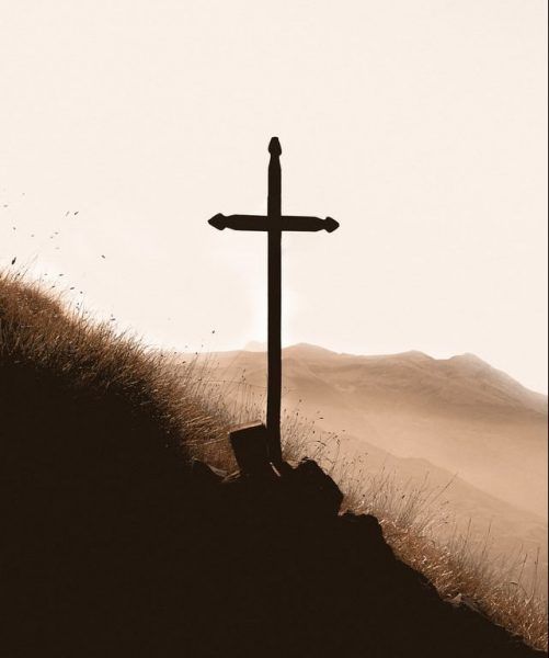 Cruz de madera en la montaña