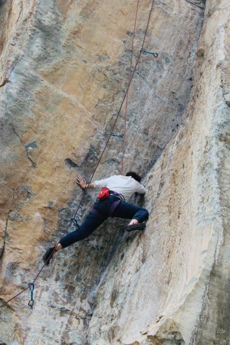 Escalador en pared de piedra