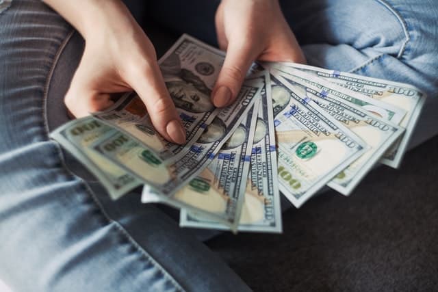 dinero-en-las-manos