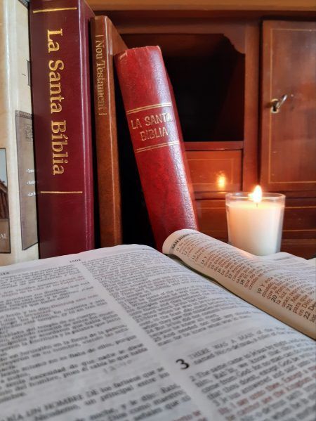 Biblia abierta coon biblia y vela detras