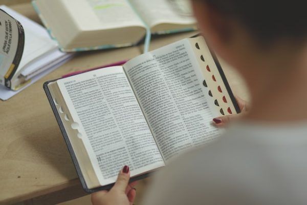 Mujer leyendo la Biblia